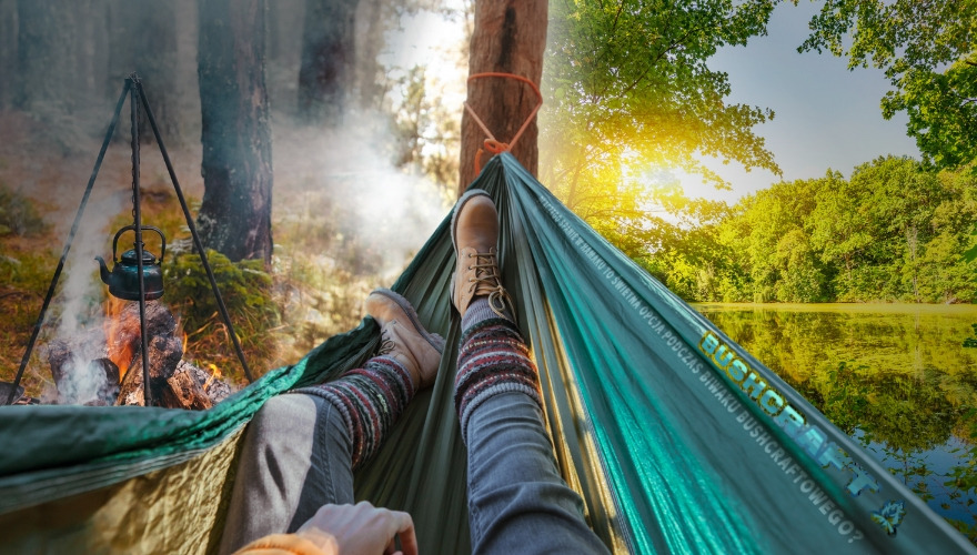 Dlaczego spanie w hamaku to świetna opcja podczas biwaku bushcraftowego?