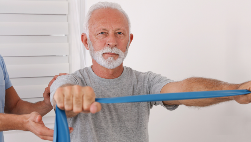 Trening z taśmami rehabilitacyjnymi dla seniorów