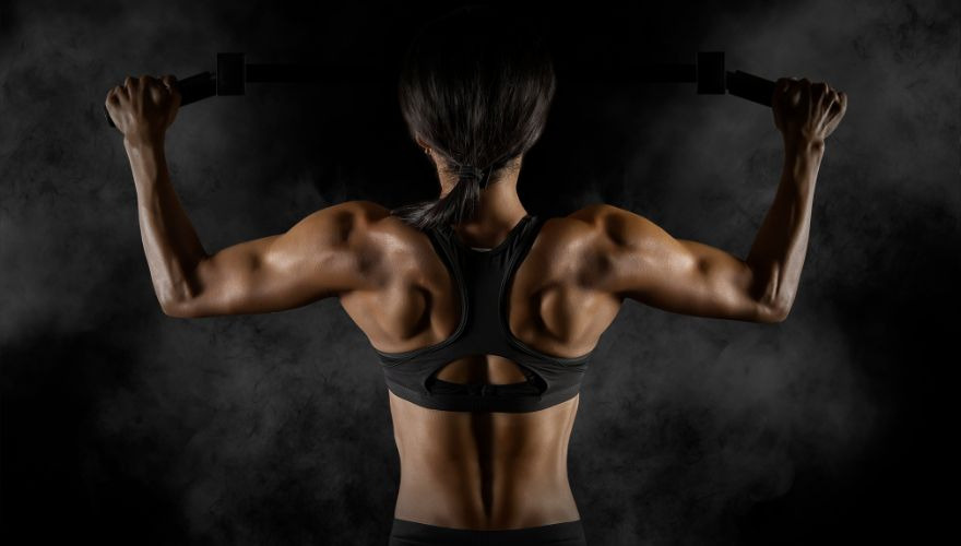 Trening górnych partii ciała – najlepsze ćwiczenia na biceps i triceps